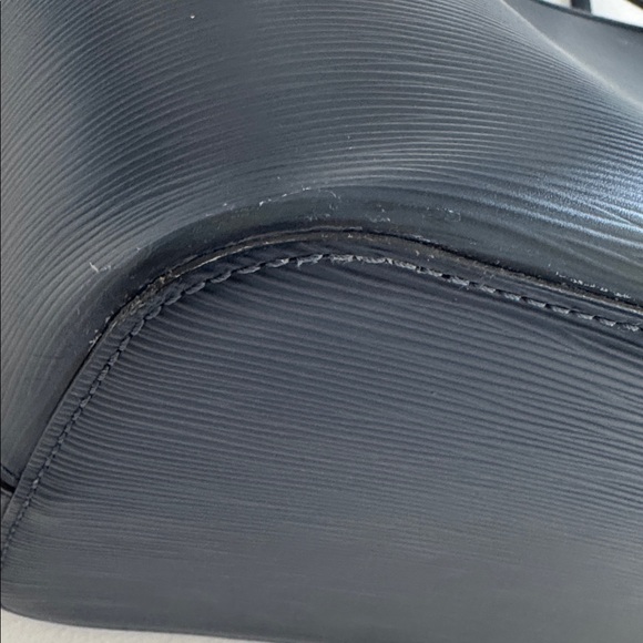 Louis Vuitton
Epi Neverfull MM w/Pouch - Picture 8 of 17